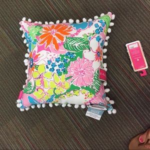 Lilly pillow