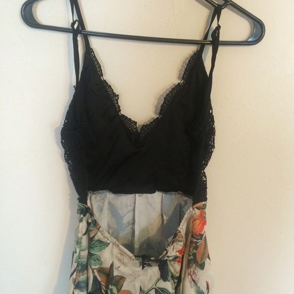 ❌SOLD💛❌Open Back Floral Romper - Picture 2 of 4