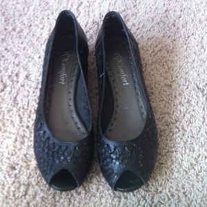 Small wedge/flats. Open toe.