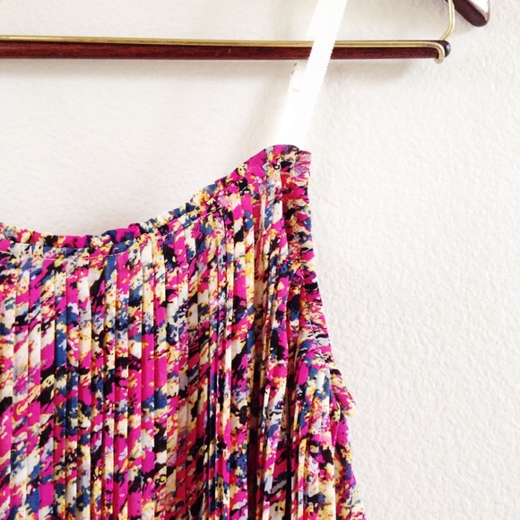 | new | floral pleated tank - Picture 2 of 4