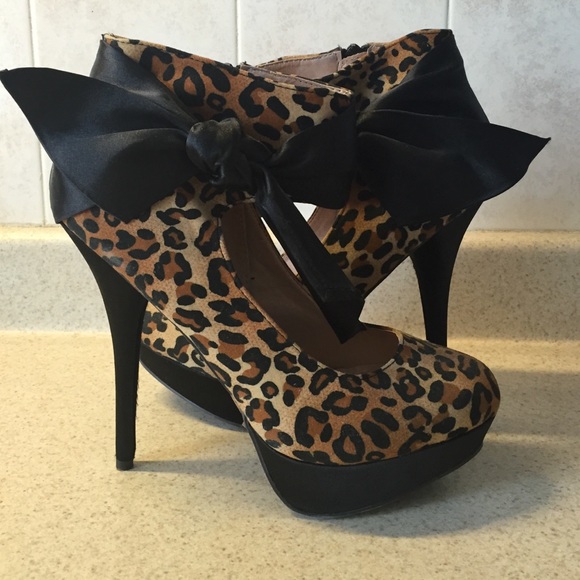 Leopard pumps with ankle strap