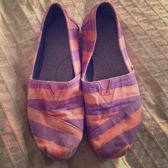 CORAL AND PURPLE TOMS. size 8