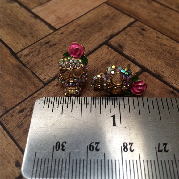 ⛔️sold⛔️Brand new. Super cute. Skull earrings - Picture 2 of 4