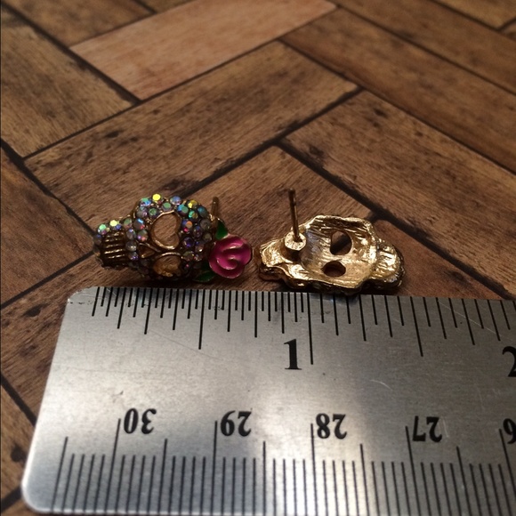 ⛔️sold⛔️Brand new. Super cute. Skull earrings - Picture 3 of 4