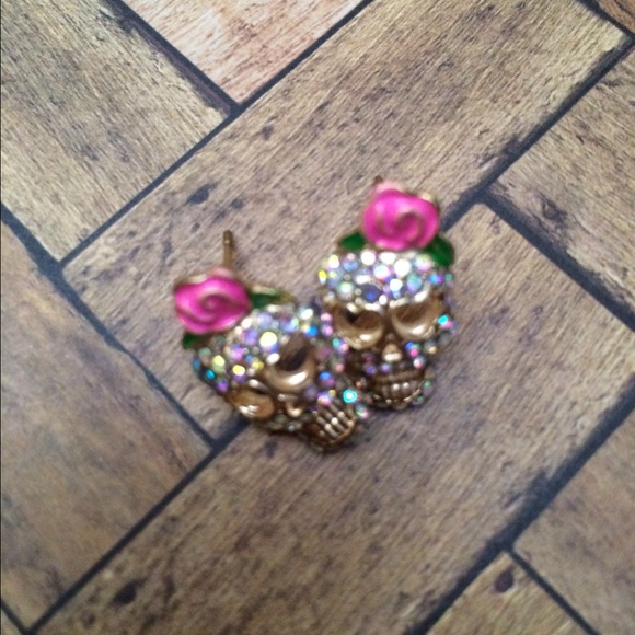 ⛔️sold⛔️Brand new. Super cute. Skull earrings - Picture 4 of 4