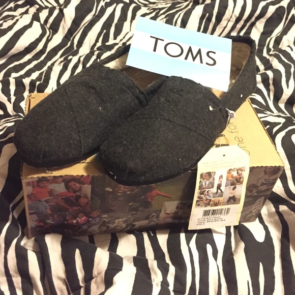Black woolen toms