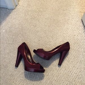 Maroon Nine West peep toe pumps