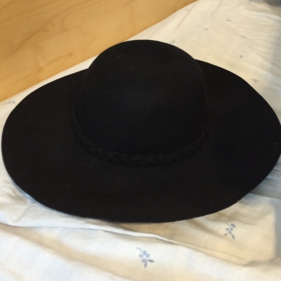 black floppy hat
