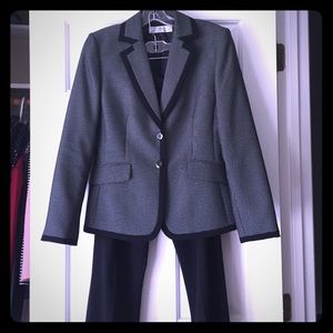 Business suit black and white 2 piece