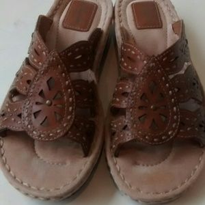 Clarks Artisan Brown Sandal wedge size 7.5