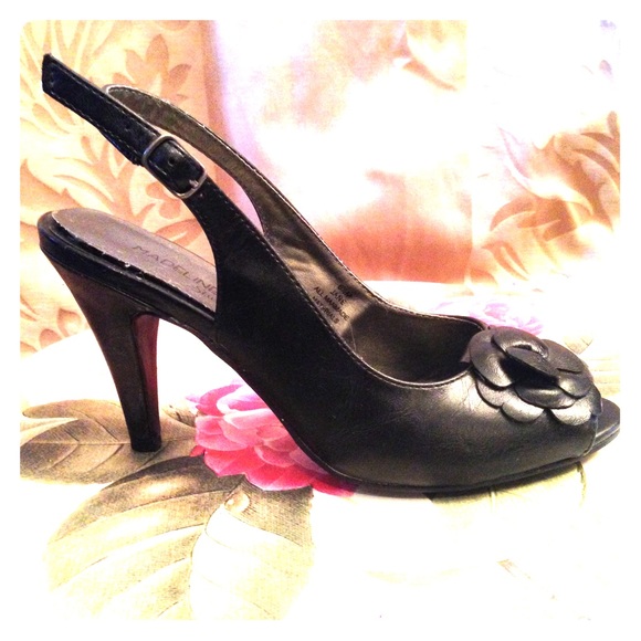 Cute peep toe pumps with flower detail
