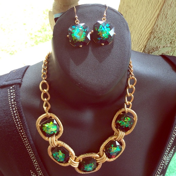 Jewelry - FRIDAY SALE Beautiful necklace set