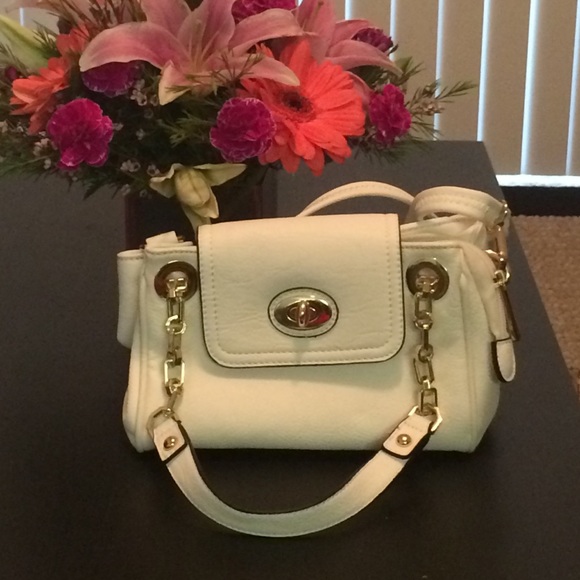 White and gold purse! Stunning!