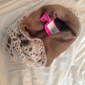 Betsey Johnson circle scarf