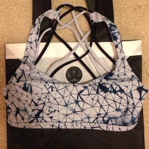 lululemon free to be wild bra: navy/black/silver😍