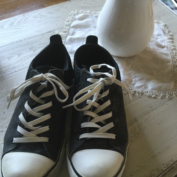 UGG  Black tennis shoes