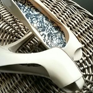 Nine West, patent nude pump