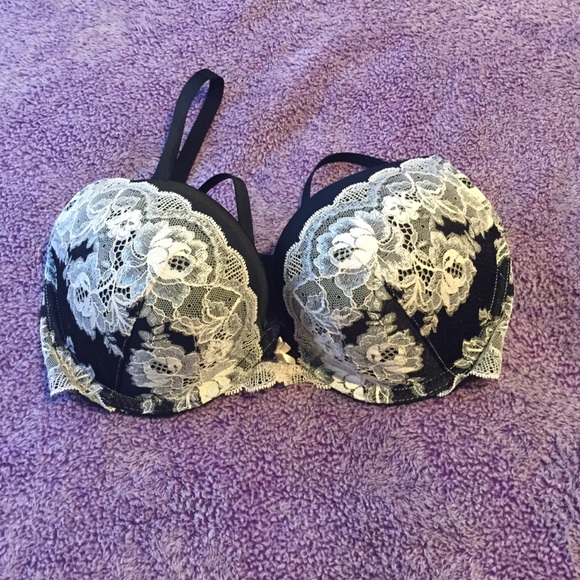 Never worn dark blu detailed Victoria's Secret bra