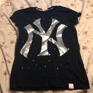 Yankees, navy blue shirt