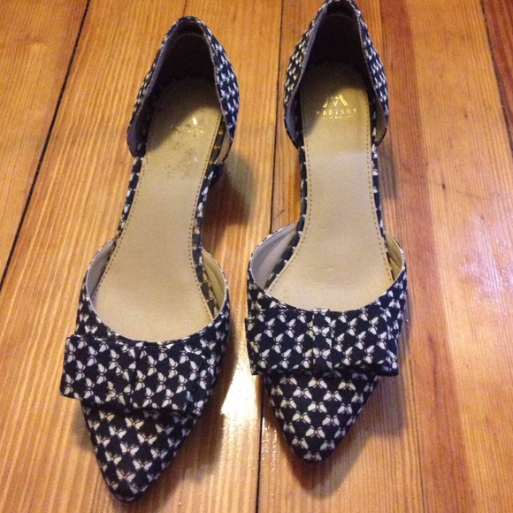 Size seven "show dazzle" brand (Madison).