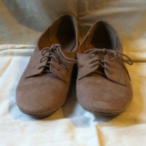 Beige Oxford shoes