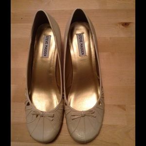 Steve Madden beige pumps. Leather.