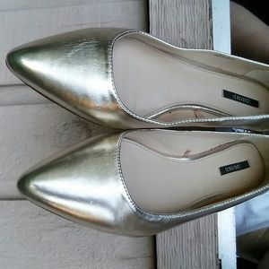 NWOT gold pointed flats