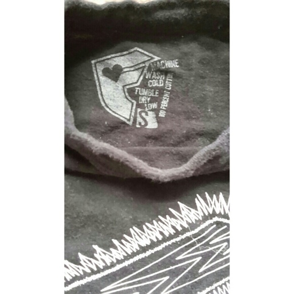 Famous Tee - Picture 3 of 4