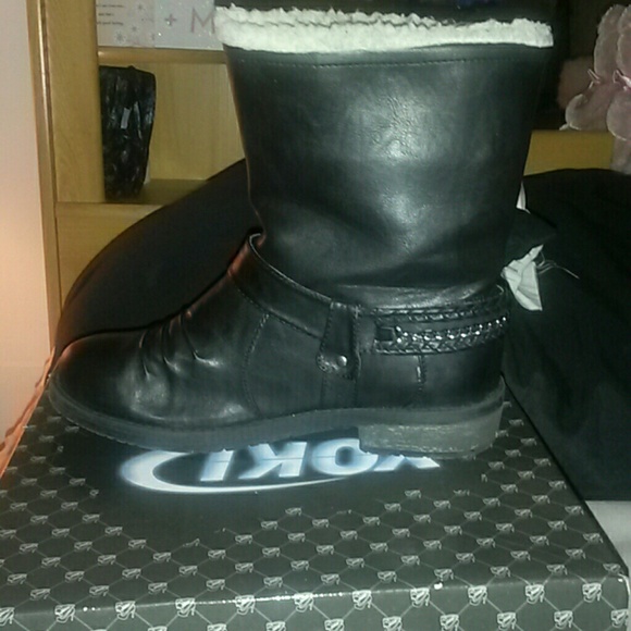 Yoki Black Boots