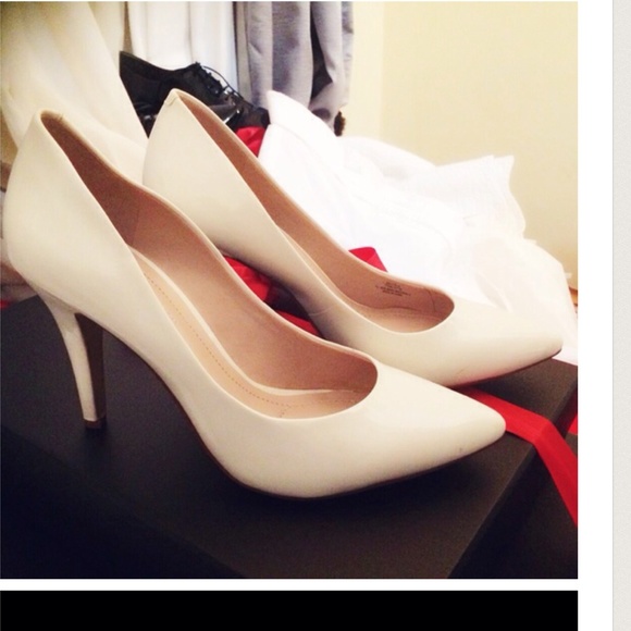 BCBGeneration white leather pump!No box w/dust bag