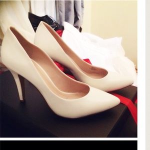 BCBGeneration white leather pump!No box w/dust bag