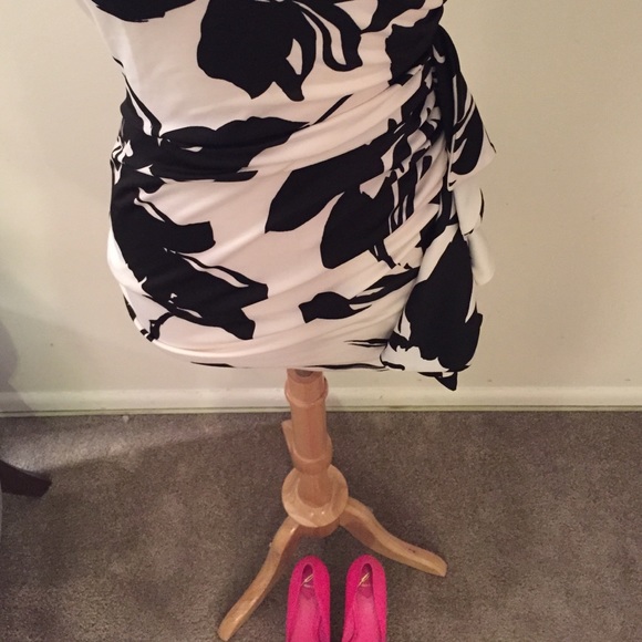 Forever 21 Dresses - One shoulder black and white floral mini dress💥 Forever 21 Dresses - One shoulder black and white floral mini dress💥