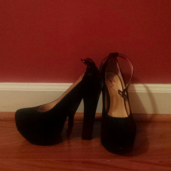 High Heels - Picture 2 of 3