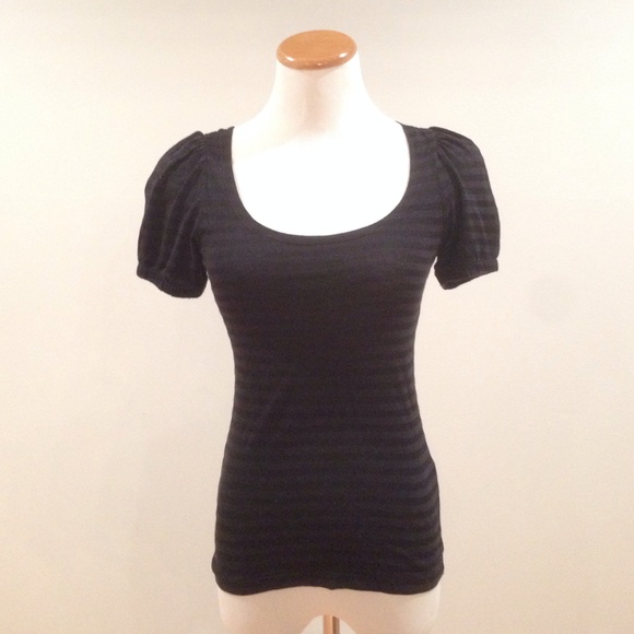 Black stripe keyhole back tee