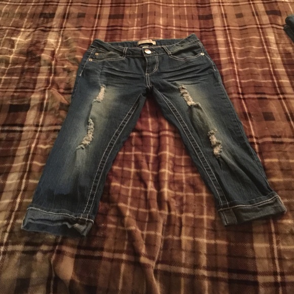 No Boundaries size 7 ripped capris! - Picture 1 of 2