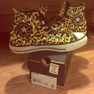 Hi top Converse chuck Taylors (womens 7)