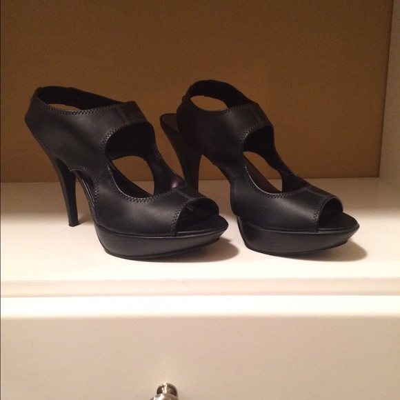 Vera Wang black heels
