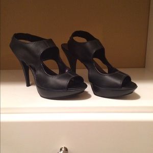 Vera Wang black heels