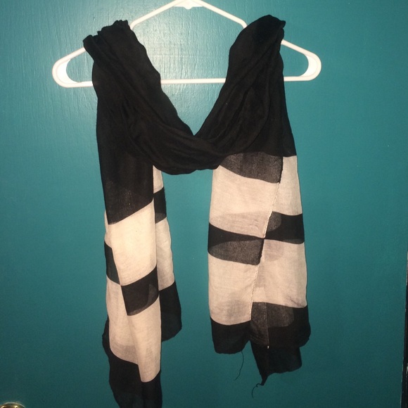 📦BUNDLED!📦 Black and White scarf