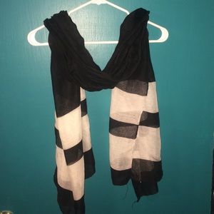📦BUNDLED!📦 Black and White scarf