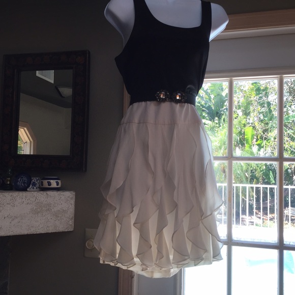 BCBG GENERATION MAXAZRIA GARDENIA BLK WHITE DRESS - Picture 2 of 4