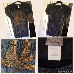 🚫BUNDLE TRADE🚫 Daytrip tops (2) & 1 gold VS dog