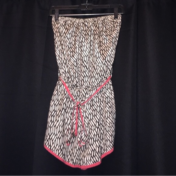 Patterned romper❗️ALL $4 ITEMS ARE BOGO ❗️ - Picture 1 of 2
