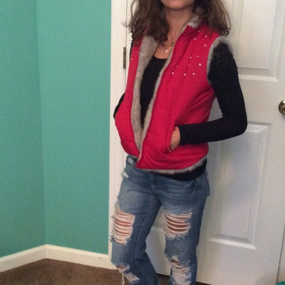 Red vest - Picture 3 of 4