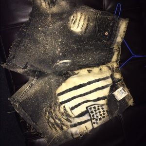 Distress High-rise Levi shorts