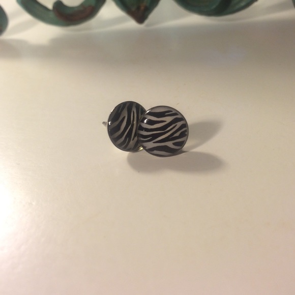 Circle zebra stud earrings