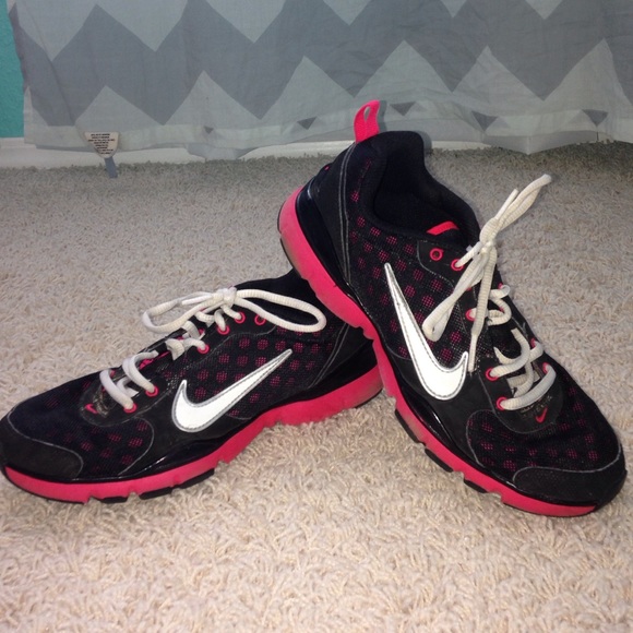 Black & Pink Nike Tennishoes