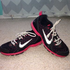 Black & Pink Nike Tennishoes