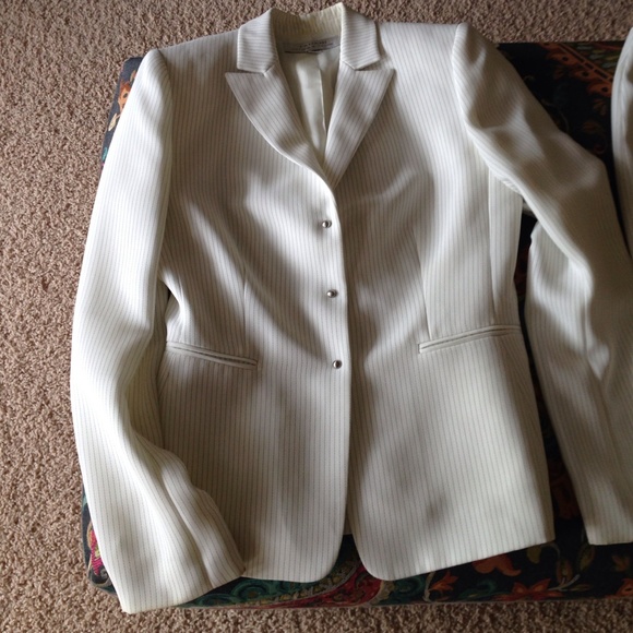 Tahari white and black pin stripe suit size 4