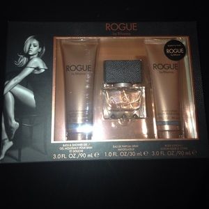 Rihanna perfume set❌MUST GO ❌